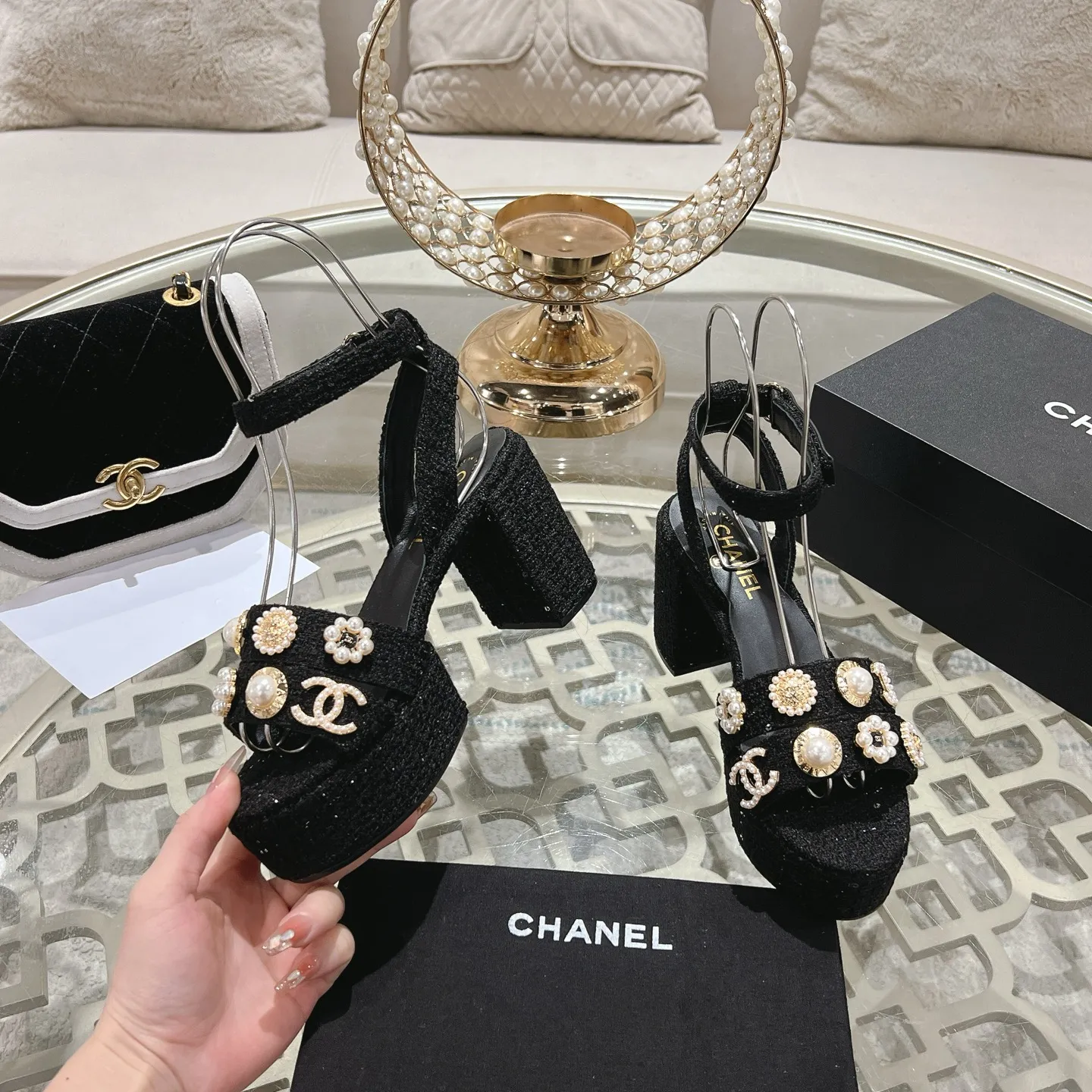 👟👟Ex-factory price 580👟👟 𝐂𝐇𝐀𝐍𝐄𝐋 | Xiaoxiang 25𝐬𝐬Spring and summer new products Counter classic catwalk models New series of high-heeled and waterproof platform sandals〰 A must-have in the fashion circle, the combination will interpret the meticulous, minimalist and classic elements that will never fade away It shows a unique dressing style that is too beautiful to say. A must-have for summer... Upper: Highly customized original specific fabrics. Lining: imported sheepskin lining. Outsole: original molded non-slip outsole. Heel height: 12cm. Waterproof platform: 2.5cm. Size: 35-39 (40.41.42 customization is not returnable)